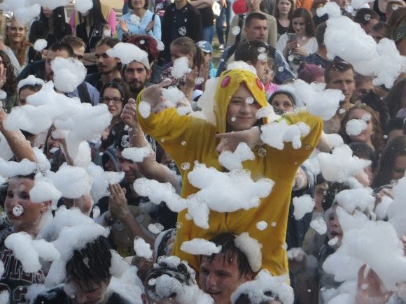 Яскраві і мокрі: на ювілейному "Green Fest" обкидались фарбами холі і пінились просто неба (ФОТО), фото №32 на сайті vsim.ua