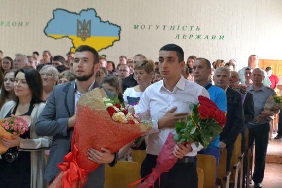 Без військової форми, але з дипломами. В прикордонній академії пройшов випуск студентів, фото №6 на сайті vsim.ua