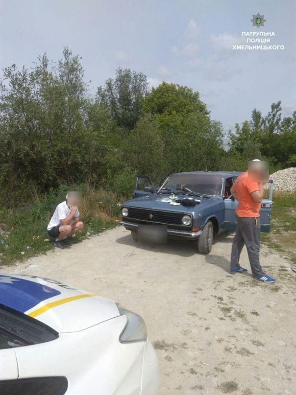 Хмельницькі патрульні застали чоловіка із шприцом у вені, фото №1 на сайті vsim.ua