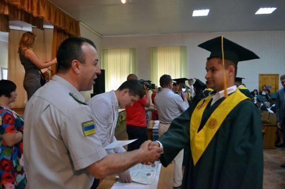 Без військової форми, але з дипломами. В прикордонній академії пройшов випуск студентів, фото №9 на сайті vsim.ua