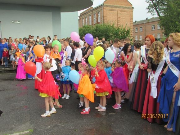 Для випускників влаштували свято на сайті 20minut.ua Для випускників влаштували свято, фото №62 на сайті 20minut.ua