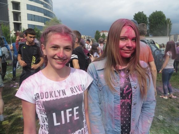 Яскраві і мокрі: на ювілейному "Green Fest" обкидались фарбами холі і пінились просто неба (ФОТО), фото №17 на сайті vsim.ua