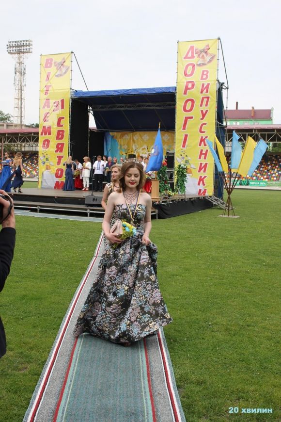 Випускники зі слізьми та посмішками прощались зі школою під "Тартак" на сайті 20minut.ua Випускники зі слізьми та посмішками прощались зі школою під "Тартак", фото №2 на сайті 20minut.ua