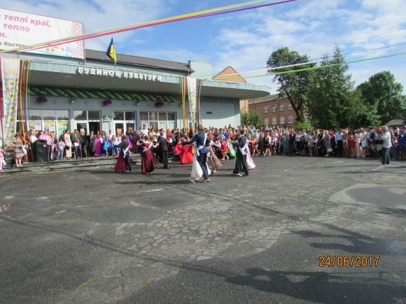 Для випускників влаштували свято на сайті 20minut.ua Для випускників влаштували свято, фото №71 на сайті 20minut.ua