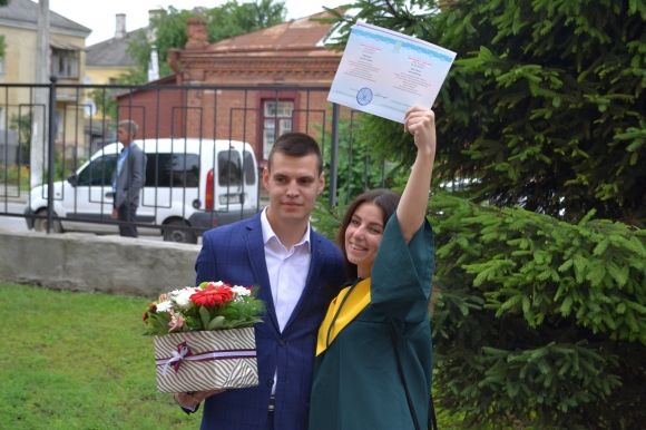 Без військової форми, але з дипломами. В прикордонній академії пройшов випуск студентів, фото №1 на сайті vsim.ua