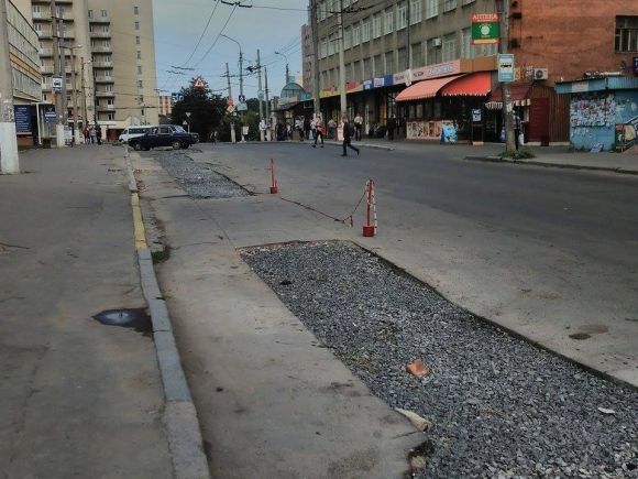 Біля «Юності» комунальники залишили замість асфальту щебінь на сайті vsim.ua Біля «Юності» комунальники залишили замість асфальту щебінь, фото №1 на сайті vsim.ua