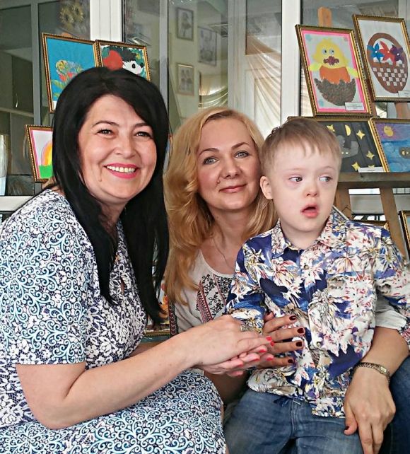 Інклюзивна освіта у Вінниці: як дітей з інвалідністю інтегрують у школи і садочки на сайті 20minut.ua Оксана Яценко, Оксана Комплєтова та її син Андрій. На виставці-ярмарку робіт дітей з інвалідністю та вихованців Палацу дітей та юнацтва