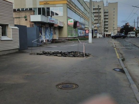 Біля «Юності» комунальники залишили замість асфальту щебінь на сайті vsim.ua Біля «Юності» комунальники залишили замість асфальту щебінь, фото №2 на сайті vsim.ua