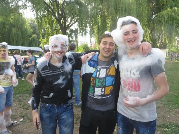 Яскраві і мокрі: на ювілейному "Green Fest" обкидались фарбами холі і пінились просто неба (ФОТО), фото №33 на сайті vsim.ua