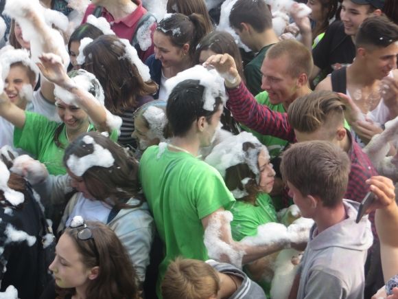 Яскраві і мокрі: на ювілейному "Green Fest" обкидались фарбами холі і пінились просто неба (ФОТО), фото №21 на сайті vsim.ua