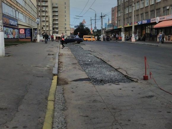 Біля «Юності» комунальники залишили замість асфальту щебінь на сайті vsim.ua Біля «Юності» комунальники залишили замість асфальту щебінь, фото №5 на сайті vsim.ua