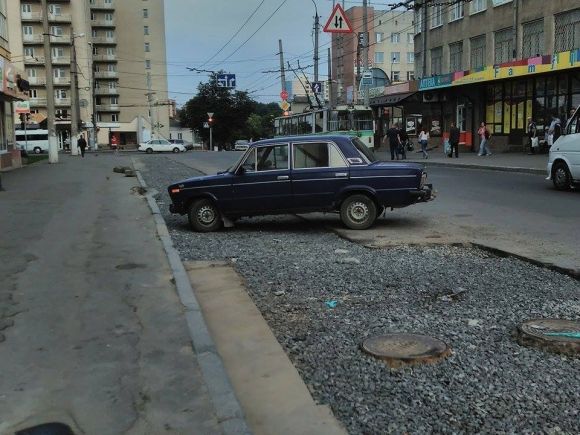 Біля «Юності» комунальники залишили замість асфальту щебінь на сайті vsim.ua Біля «Юності» комунальники залишили замість асфальту щебінь, фото №4 на сайті vsim.ua