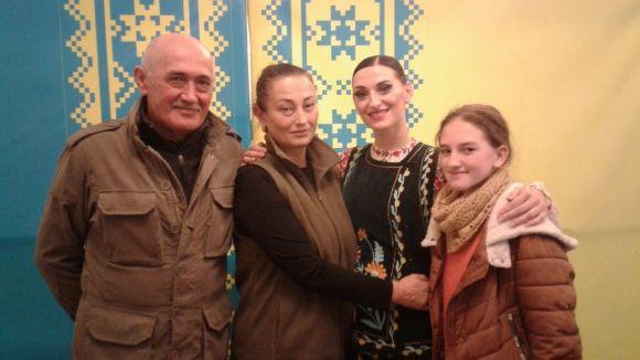 Секрети солісток Ансамблю Вірського: «Щоб стрічка трималась, мочки вух треба змастити медичним клеєм» на сайті 20minut.ua Секрети солісток Ансамблю Вірського: «Щоб стрічка трималась, мочки вух треба змастити медичним клеєм», фото №1 на сайті 20minut.ua