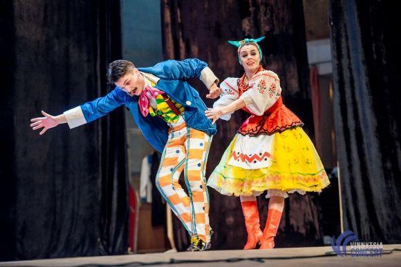 Секрети солісток Ансамблю Вірського: «Щоб стрічка трималась, мочки вух треба змастити медичним клеєм» на сайті 20minut.ua Секрети солісток Ансамблю Вірського: «Щоб стрічка трималась, мочки вух треба змастити медичним клеєм», фото №10 на сайті 20minut.ua