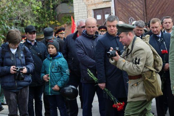 “Селфі з Петлюрою”: отаману УНР відкрили пам’ятник у повний зріст на сайті 20minut.ua “Селфі з Петлюрою”: отаману УНР відкрили пам’ятник у повний зріст, фото №12 на сайті 20minut.ua