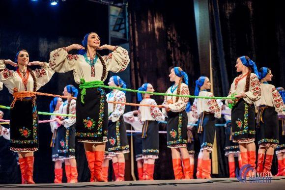 Секрети солісток Ансамблю Вірського: «Щоб стрічка трималась, мочки вух треба змастити медичним клеєм» на сайті 20minut.ua Секрети солісток Ансамблю Вірського: «Щоб стрічка трималась, мочки вух треба змастити медичним клеєм», фото №26 на сайті 20minut.ua