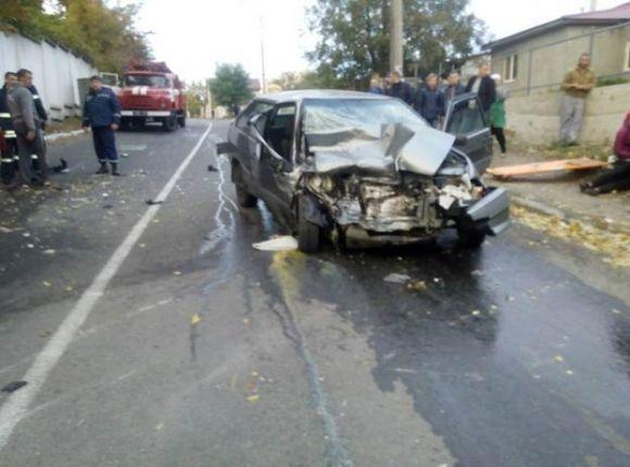 Лобове зіткнення у Жмеринці: молоді люди на «ВАЗі» в'їхали у авто пенсіонерів на сайті 20minut.ua Лобове зіткнення у Жмеринці: молоді люди на «ВАЗі» в'їхали у авто пенсіонерів, фото №1 на сайті 20minut.ua