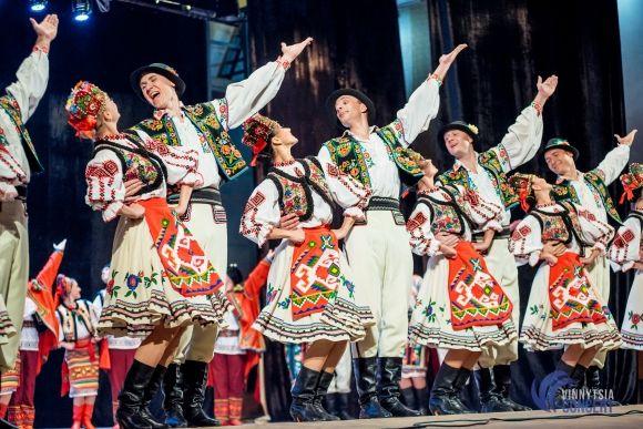 Секрети солісток Ансамблю Вірського: «Щоб стрічка трималась, мочки вух треба змастити медичним клеєм» на сайті 20minut.ua Секрети солісток Ансамблю Вірського: «Щоб стрічка трималась, мочки вух треба змастити медичним клеєм», фото №2 на сайті 20minut.ua