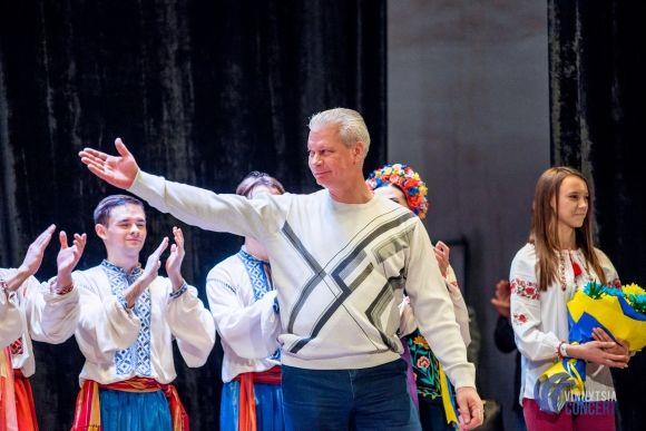 Секрети солісток Ансамблю Вірського: «Щоб стрічка трималась, мочки вух треба змастити медичним клеєм» на сайті 20minut.ua Секрети солісток Ансамблю Вірського: «Щоб стрічка трималась, мочки вух треба змастити медичним клеєм», фото №29 на сайті 20minut.ua