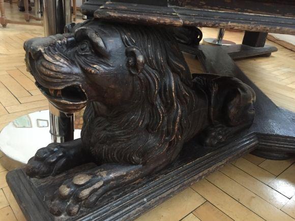 «Невиносний» стіл Петлюри. Чому експонат може назавжди залишитись у музеї?, фото №6 на сайті 20minut.ua