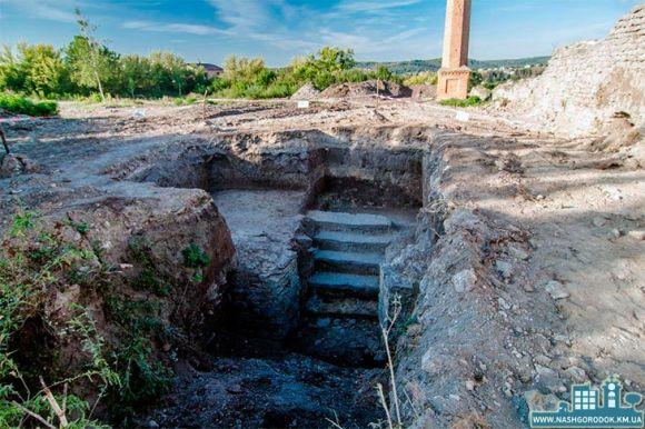 Унікальний посуд та стародавні споруди. У Сатанові археологи відкопали багато "скарбів" на сайті vsim.ua Унікальний посуд та стародавні споруди. У Сатанові археологи відкопали багато "скарбів", фото №2 на сайті vsim.ua