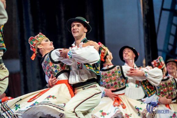 Секрети солісток Ансамблю Вірського: «Щоб стрічка трималась, мочки вух треба змастити медичним клеєм» на сайті 20minut.ua Секрети солісток Ансамблю Вірського: «Щоб стрічка трималась, мочки вух треба змастити медичним клеєм», фото №9 на сайті 20minut.ua