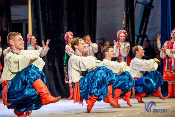 Секрети солісток Ансамблю Вірського: «Щоб стрічка трималась, мочки вух треба змастити медичним клеєм» на сайті 20minut.ua Секрети солісток Ансамблю Вірського: «Щоб стрічка трималась, мочки вух треба змастити медичним клеєм», фото №31 на сайті 20minut.ua