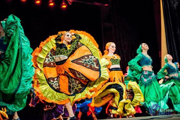 Секрети солісток Ансамблю Вірського: «Щоб стрічка трималась, мочки вух треба змастити медичним клеєм» на сайті 20minut.ua Секрети солісток Ансамблю Вірського: «Щоб стрічка трималась, мочки вух треба змастити медичним клеєм», фото №21 на сайті 20minut.ua