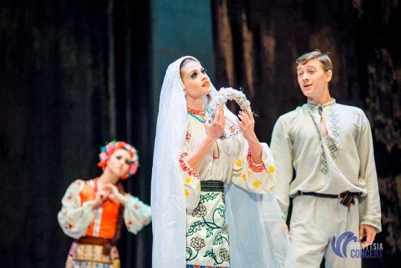 Секрети солісток Ансамблю Вірського: «Щоб стрічка трималась, мочки вух треба змастити медичним клеєм» на сайті 20minut.ua Секрети солісток Ансамблю Вірського: «Щоб стрічка трималась, мочки вух треба змастити медичним клеєм», фото №13 на сайті 20minut.ua