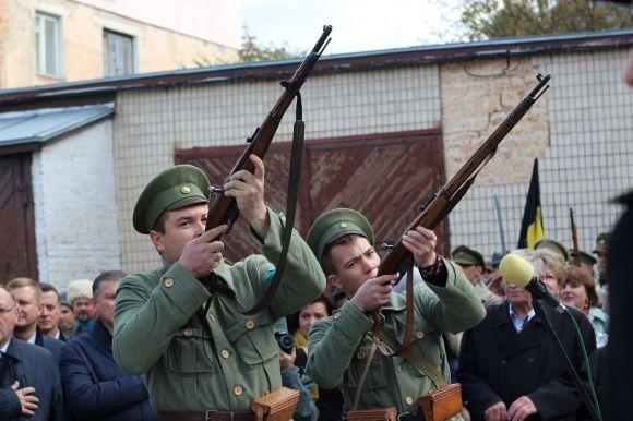 “Селфі з Петлюрою”: отаману УНР відкрили пам’ятник у повний зріст на сайті 20minut.ua “Селфі з Петлюрою”: отаману УНР відкрили пам’ятник у повний зріст, фото №10 на сайті 20minut.ua