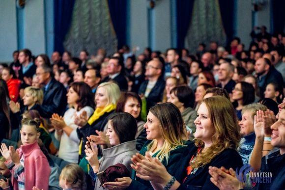 Секрети солісток Ансамблю Вірського: «Щоб стрічка трималась, мочки вух треба змастити медичним клеєм» на сайті 20minut.ua Секрети солісток Ансамблю Вірського: «Щоб стрічка трималась, мочки вух треба змастити медичним клеєм», фото №17 на сайті 20minut.ua