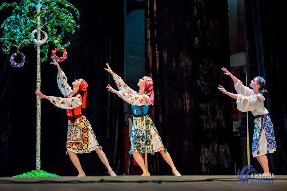 Секрети солісток Ансамблю Вірського: «Щоб стрічка трималась, мочки вух треба змастити медичним клеєм» на сайті 20minut.ua Секрети солісток Ансамблю Вірського: «Щоб стрічка трималась, мочки вух треба змастити медичним клеєм», фото №23 на сайті 20minut.ua