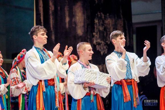 Секрети солісток Ансамблю Вірського: «Щоб стрічка трималась, мочки вух треба змастити медичним клеєм» на сайті 20minut.ua Секрети солісток Ансамблю Вірського: «Щоб стрічка трималась, мочки вух треба змастити медичним клеєм», фото №30 на сайті 20minut.ua