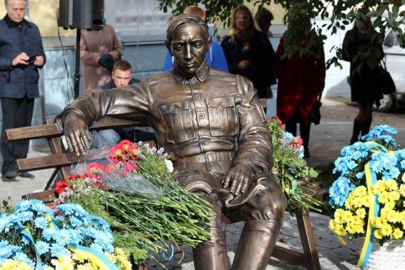 “Селфі з Петлюрою”: отаману УНР відкрили пам’ятник у повний зріст на сайті 20minut.ua “Селфі з Петлюрою”: отаману УНР відкрили пам’ятник у повний зріст, фото №5 на сайті 20minut.ua