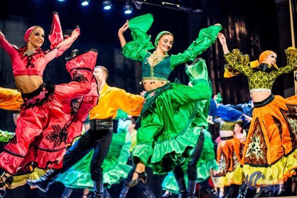 Секрети солісток Ансамблю Вірського: «Щоб стрічка трималась, мочки вух треба змастити медичним клеєм» на сайті 20minut.ua Секрети солісток Ансамблю Вірського: «Щоб стрічка трималась, мочки вух треба змастити медичним клеєм», фото №3 на сайті 20minut.ua