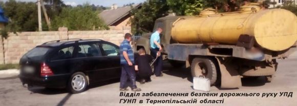 У Теребовлі зіткнувся молоковоз та Mercedes. У пасажира іномарки контузія обох очей, фото №1 на сайті 20minut.ua