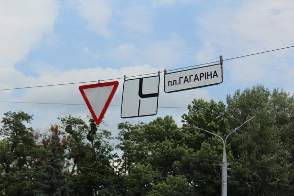 На розвилці біля Універмагу велосипедист в’їхав у ЗАЗ. Його забрала швидка на сайті 20minut.ua На розвилці біля Універмагу велосипедист в’їхав у ЗАЗ. Його забрала швидка, фото №6 на сайті 20minut.ua