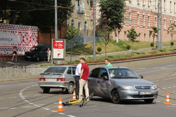 На розвилці біля Універмагу велосипедист в’їхав у ЗАЗ. Його забрала швидка на сайті 20minut.ua На розвилці біля Універмагу велосипедист в’їхав у ЗАЗ. Його забрала швидка, фото №3 на сайті 20minut.ua