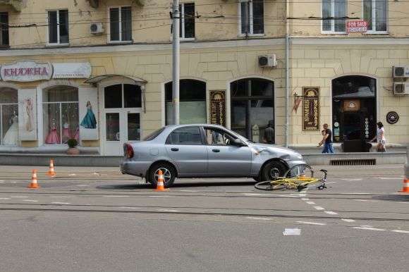 На розвилці біля Універмагу велосипедист в’їхав у ЗАЗ. Його забрала швидка на сайті 20minut.ua На розвилці біля Універмагу велосипедист в’їхав у ЗАЗ. Його забрала швидка, фото №1 на сайті 20minut.ua