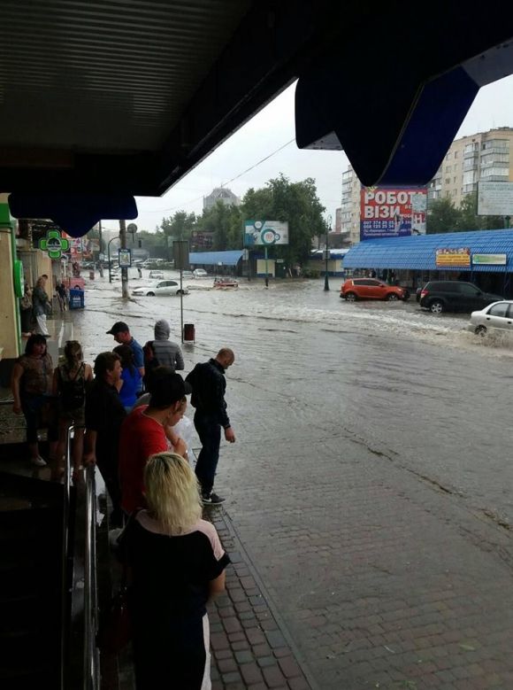 Кам'янець-Подільський накрили сильна злива і град. Фото і відео з соцмереж на сайті vsim.ua Кам'янець-Подільський накрили сильна злива і град. Фото і відео з соцмереж, фото №9 на сайті vsim.ua