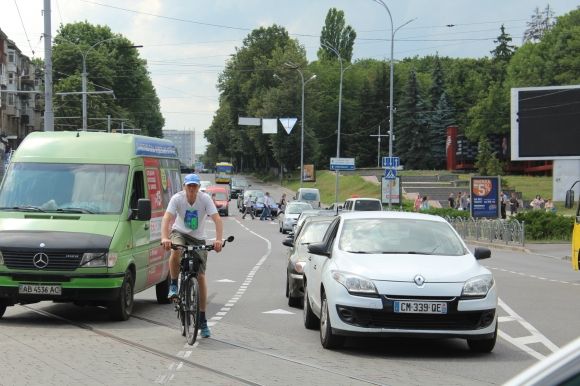 На розвилці біля Універмагу велосипедист в’їхав у ЗАЗ. Його забрала швидка на сайті 20minut.ua На розвилці біля Універмагу велосипедист в’їхав у ЗАЗ. Його забрала швидка, фото №4 на сайті 20minut.ua