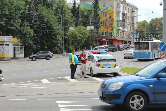 На розвилці біля Універмагу велосипедист в’їхав у ЗАЗ. Його забрала швидка на сайті 20minut.ua На розвилці біля Універмагу велосипедист в’їхав у ЗАЗ. Його забрала швидка, фото №2 на сайті 20minut.ua