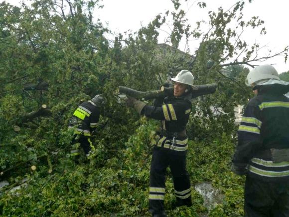 Новини Хмельницького - фото з Наслідки негоди на Хмельниччині: що наробили злива і град Наслідки негоди на Хмельниччині: що наробили злива і град, фото №1 на сайті vsim.ua