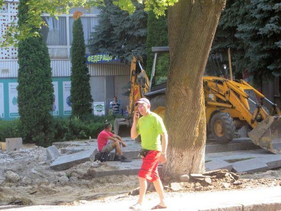 Як на Соборній облаштовують місце під меморіал Небесної Сотні (ФОТО) на сайті vsim.ua Як на Соборній облаштовують місце під меморіал Небесної Сотні (ФОТО), фото №6 на сайті vsim.ua