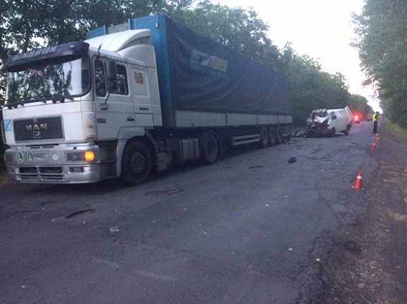 Смертельна ДТП: Volkswagen врізався в вантажівку. Двоє загиблих (ФОТО) на сайті 20minut.ua Смертельна ДТП: Volkswagen врізався в вантажівку. Двоє загиблих (ФОТО), фото №1 на сайті 20minut.ua