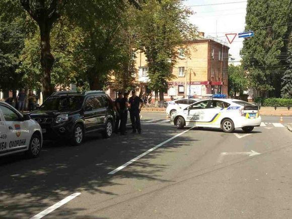 Вибух в бутіку "Париж": Двоє на «Сузукі» кинули гранату в магазин (оновлено) на сайті 20minut.ua Вибух в бутіку "Париж": Двоє на «Сузукі» кинули гранату в магазин (оновлено), фото №2 на сайті 20minut.ua