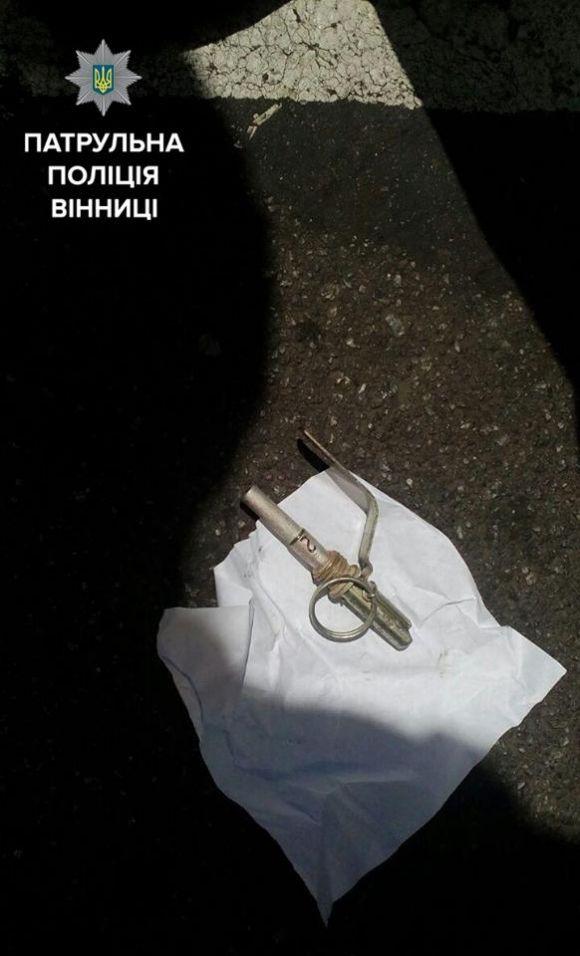 Вінничанин забув в маршрутці сумку з гранатою, наркотиками та паспортом (ФОТО) на сайті 20minut.ua Вінничанин забув в маршрутці сумку з гранатою, наркотиками та паспортом (ФОТО), фото №1 на сайті 20minut.ua