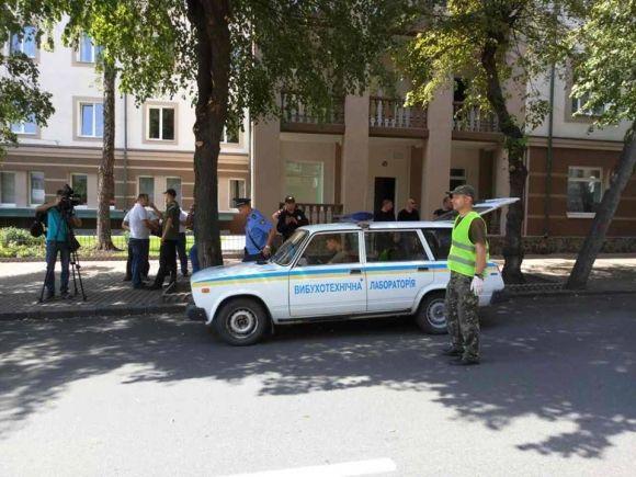 Вибух в бутіку "Париж": Двоє на «Сузукі» кинули гранату в магазин (оновлено) на сайті 20minut.ua Вибух в бутіку "Париж": Двоє на «Сузукі» кинули гранату в магазин (оновлено), фото №3 на сайті 20minut.ua