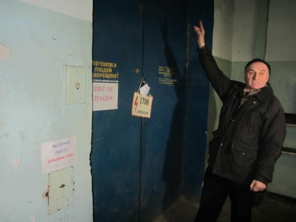 Поховали чоловіка, який впав у шахту ліфта. Дорогу до кладовища посипали сіллю, фото №2 на сайті 20minut.ua
