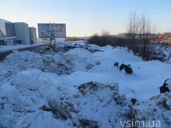 З дороги - на "Європу". Брудний сніг із хмельницьких вулиць скидають, де хочуть, фото №1 на сайті vsim.ua